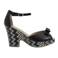 Buty na koturnie we wzorki